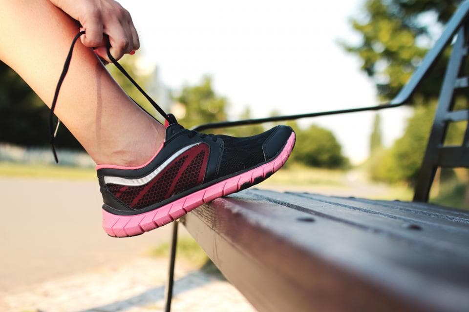 Runner tying the laces of a running shoe